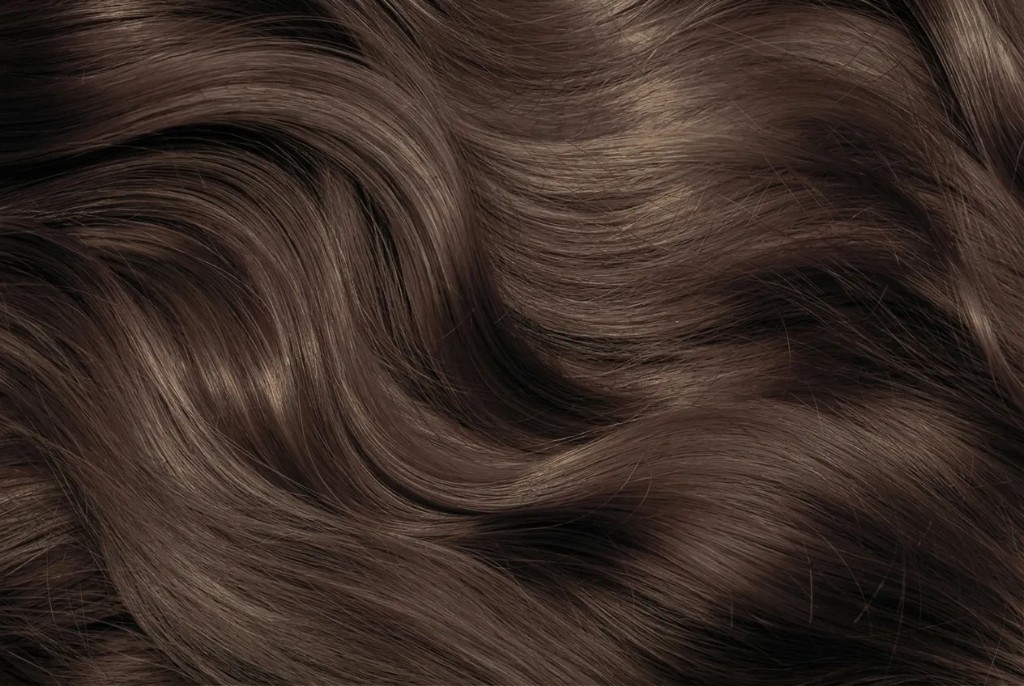 Textura de cabello castaño en un encuadre cerrado.