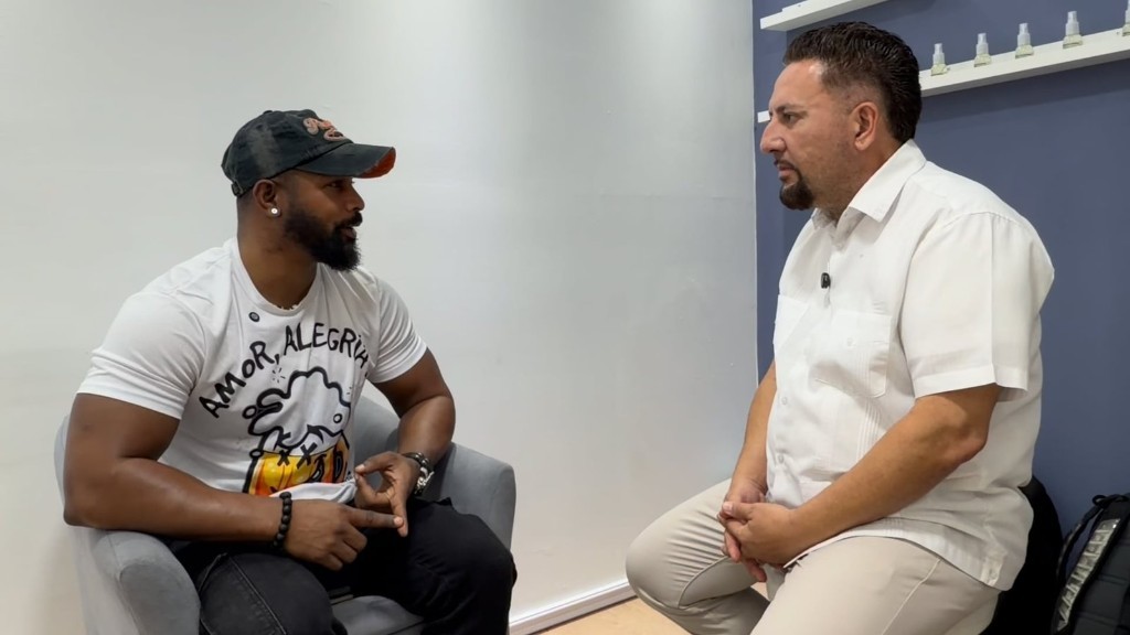 Dos hombres en conversación durante una consulta.