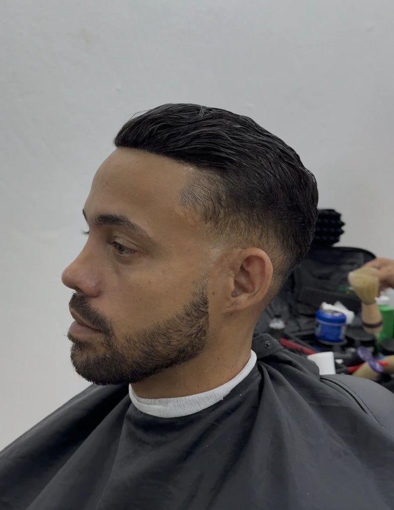 Perfil de un hombre con un corte recién terminado.
